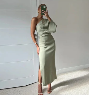 Amara – Satin Maxikleid mit Seitenschlitz