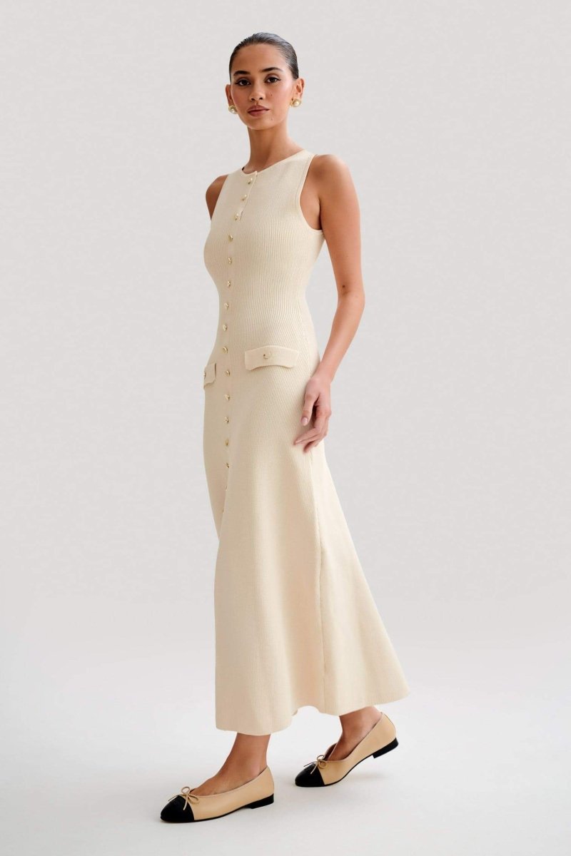 Caliora – Elegantes Maxikleid mit goldenen Knopfdetails